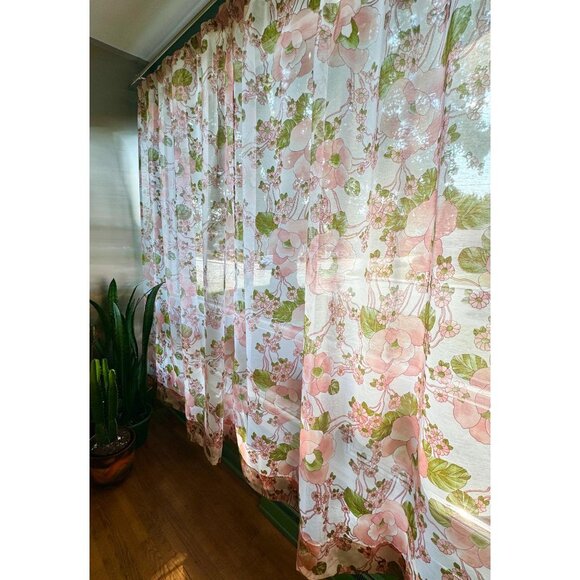 Vintage 1970s curtain, dramatic oversized pink flowers, sheer, rod heading panel - Picture 2 of 10